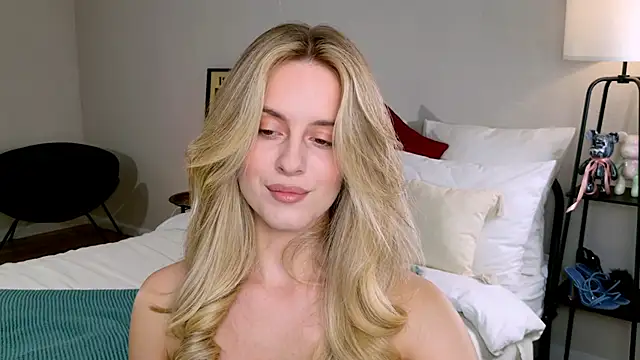 Snapshot of RozzitaBedberry chatting on October 5, 2025, 12:07 pm RozzitaBedberry online show from October 5, 2025, 12:07 pm