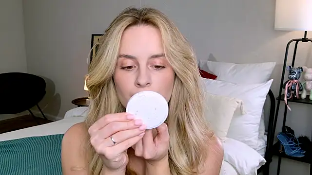 Snapshot of RozzitaBedberry chatting on October 12, 2025, 1:23 pm RozzitaBedberry online show from October 12, 2025, 1:23 pm