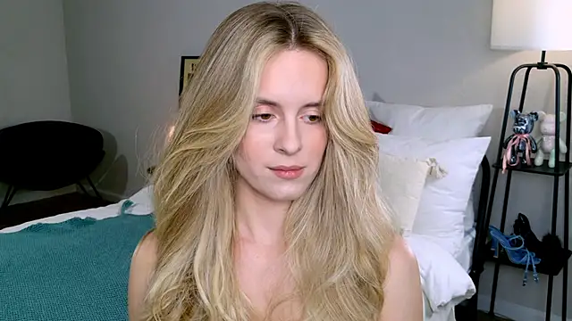 Snapshot of RozzitaBedberry chatting on October 24, 2025, 2:05 pm RozzitaBedberry online show from October 24, 2025, 2:05 pm