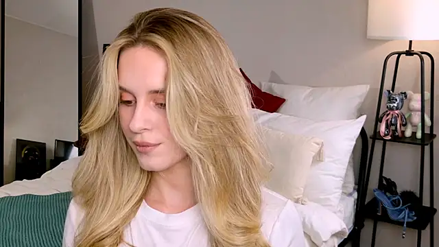 Snapshot of RozzitaBedberry chatting on October 17, 2025, 1:13 pm RozzitaBedberry online show from October 17, 2025, 1:13 pm