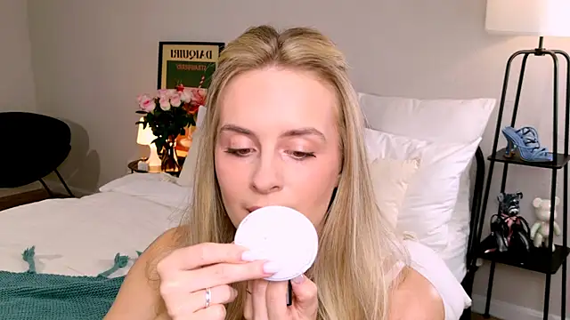 Snapshot of RozzitaBedberry chatting on September 24, 2025, 6:09 am RozzitaBedberry online show from September 24, 2025, 6:09 am