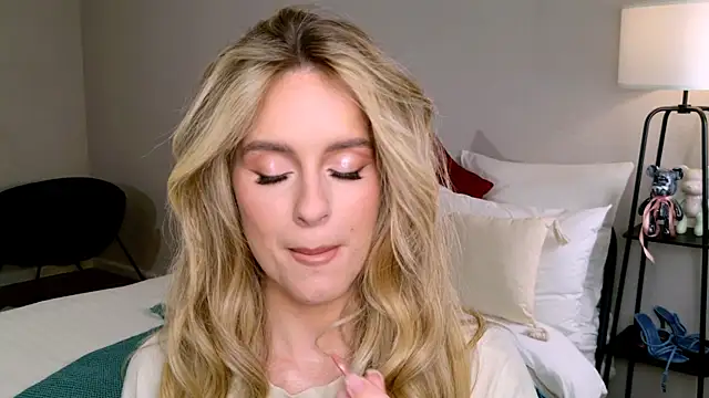 Snapshot of RozzitaBedberry chatting on November 22, 2025, 9:46 pm RozzitaBedberry online show from November 22, 2025, 9:46 pm