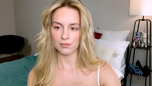 Snapshot of RozzitaBedberry chatting on October 22, 2025, 1:10 pm RozzitaBedberry online show from October 22, 2025, 1:10 pm