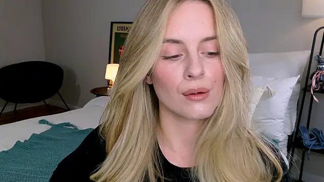 Snapshot of RozzitaBedberry chatting on November 18, 2025, 2:53 pm RozzitaBedberry online show from November 18, 2025, 2:53 pm