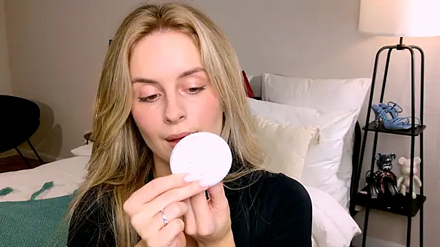 Snapshot of RozzitaBedberry chatting on September 19, 2025, 3:05 pm RozzitaBedberry online show from September 19, 2025, 3:05 pm