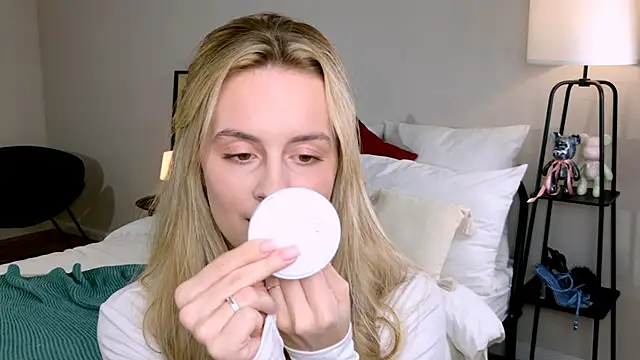 Snapshot of RozzitaBedberry chatting on October 15, 2025, 1:19 pm RozzitaBedberry online show from October 15, 2025, 1:19 pm