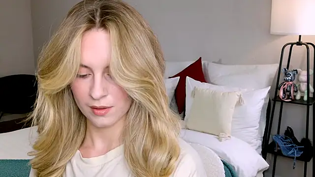 Snapshot of RozzitaBedberry chatting on November 4, 2025, 2:21 pm RozzitaBedberry online show from November 4, 2025, 2:21 pm