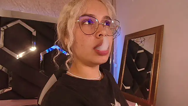 Haelycute online show from October 6, 2025, 12:56 am