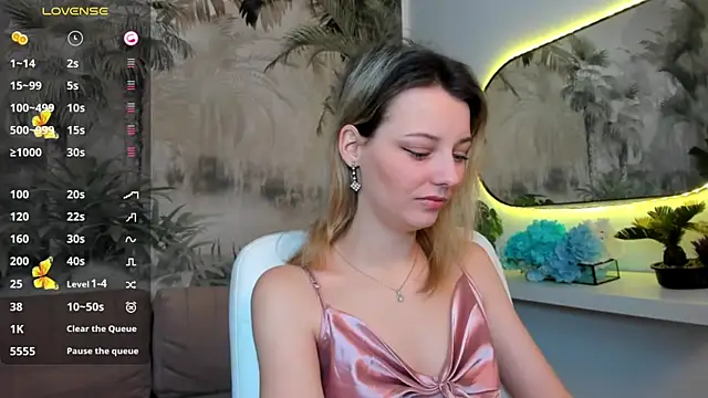 Snapshot of pretty_little_thing chatting on January 15, 2025, 12:58 pm pretty little thing online show from January 15, 2025, 12:58 pm