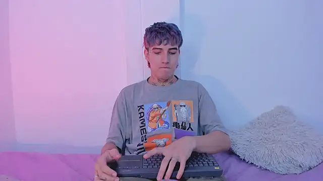 Snapshot of leave_me_alone1 chatting on December 10, 2024, 12:39 am leave me alone1 online show from December 10, 2024, 12:39 am