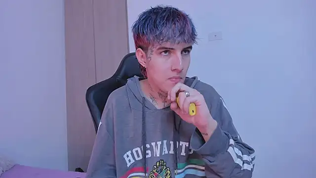 Snapshot of leave_me_alone1 chatting on December 11, 2024, 6:25 am leave me alone1 online show from December 11, 2024, 6:25 am