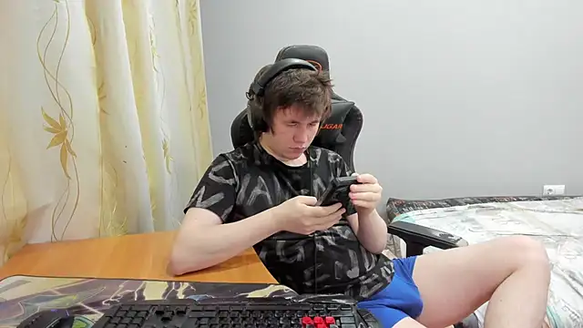 iliaskrislove online show from April 3, 2026, 9:54 pm