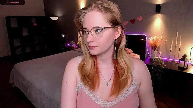 Snapshot of Aemilia_ chatting on May 3, 2026, 8:08 am Aemilia online show from May 3, 2026, 8:08 am