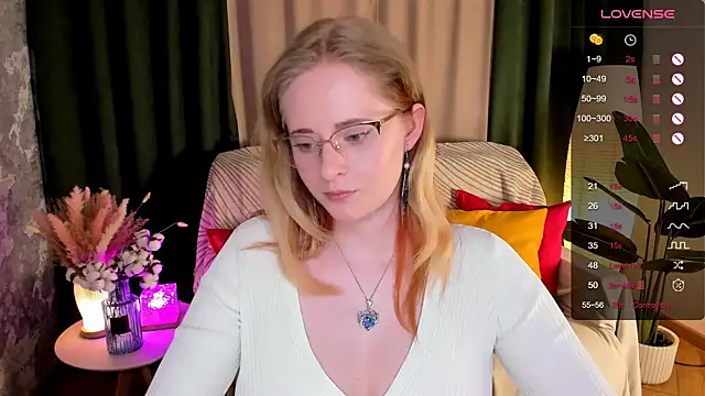 Snapshot of Aemilia_ chatting on April 29, 2026, 8:29 am Aemilia online show from April 29, 2026, 8:29 am