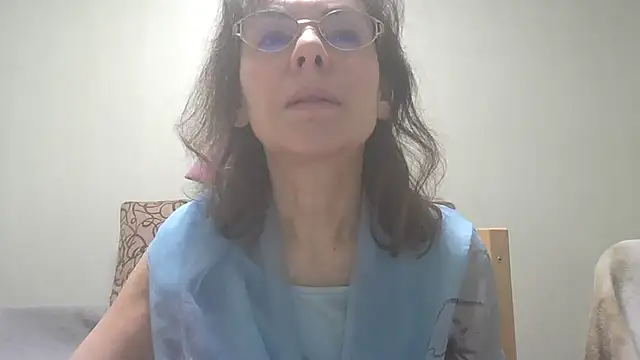 HollyJewel online show from March 5, 2025, 5:50 pm