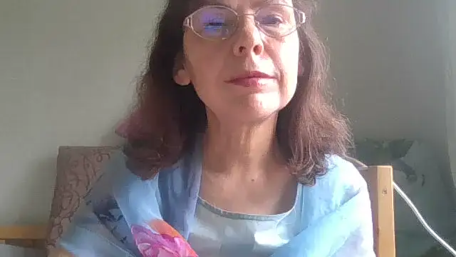 Snapshot of HollyJewel chatting on May 13, 2026, 9:27 am HollyJewel online show from May 13, 2026, 9:27 am