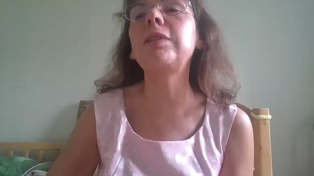 HollyJewel online show from October 6, 2025, 11:55 am