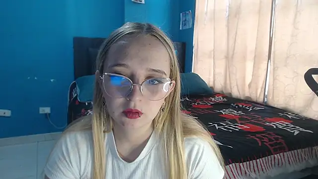 Snapshot of Liaroberts1 chatting on October 6, 2025, 11:55 am Liaroberts1 online show from October 6, 2025, 11:55 am