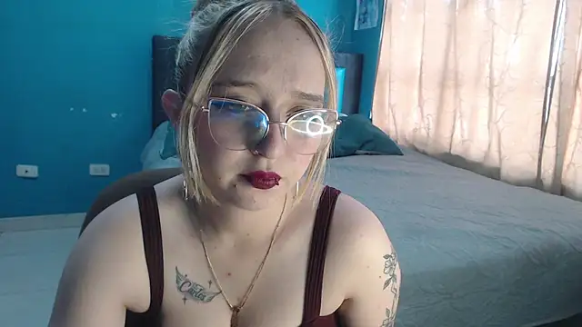 Snapshot of Liaroberts1 chatting on September 13, 2025, 12:05 pm Liaroberts1 online show from September 13, 2025, 12:05 pm