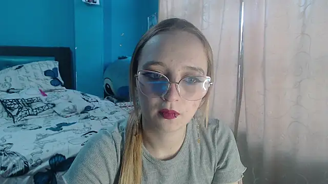 Snapshot of Liaroberts1 chatting on February 18, 2025, 11:44 am Liaroberts1 online show from February 18, 2025, 11:44 am