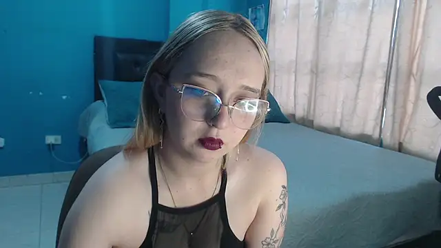 Snapshot of Liaroberts1 chatting on September 12, 2025, 11:43 am Liaroberts1 online show from September 12, 2025, 11:43 am