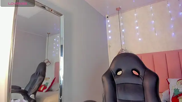 SUNNYCYRUS online show from December 17, 2025, 12:32 pm