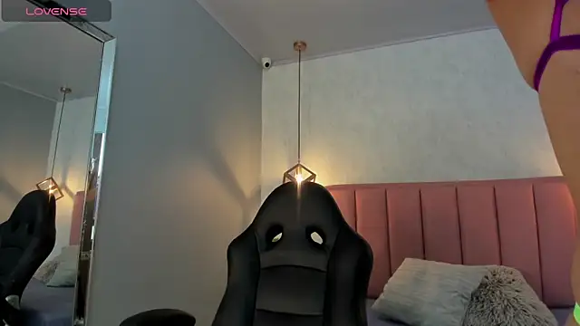 SUNNYCYRUS online show from September 18, 2025, 12:30 pm