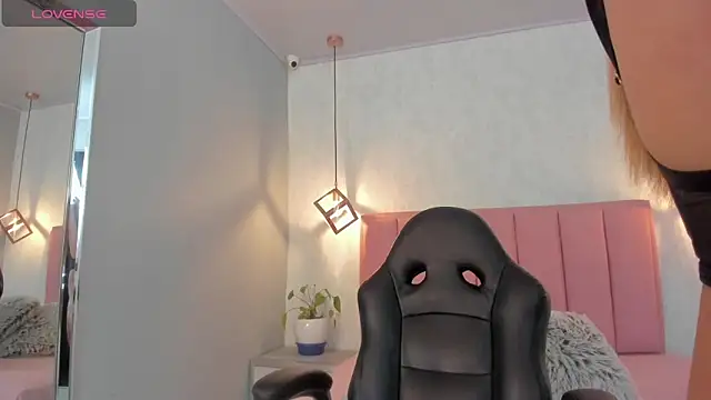 SUNNYCYRUS online show from October 10, 2025, 12:39 pm