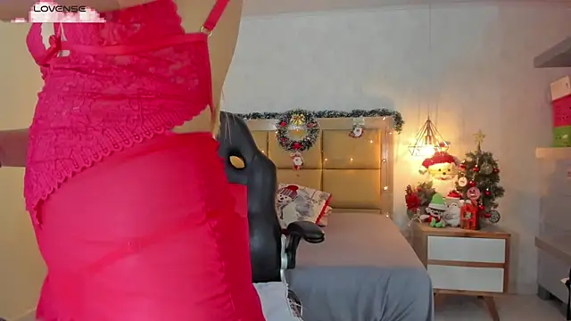 SUNNYCYRUS online show from December 18, 2025, 12:42 pm