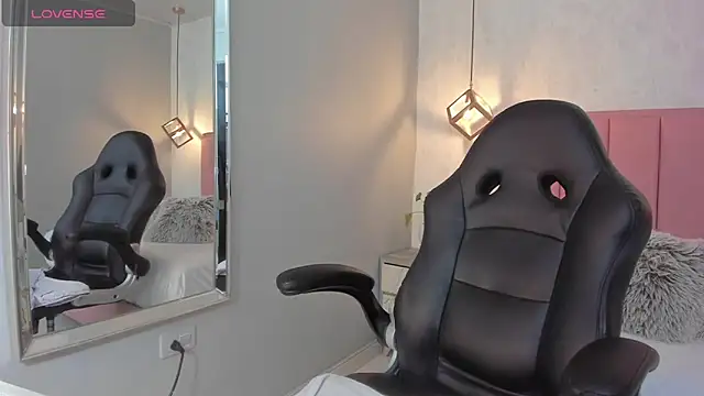 SUNNYCYRUS online show from October 4, 2025, 12:39 pm