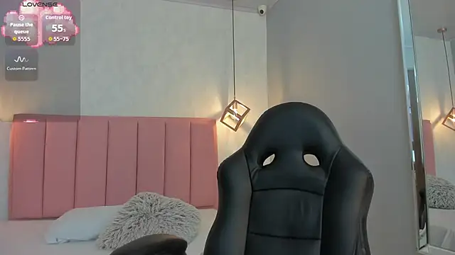 SUNNYCYRUS online show from September 25, 2025, 12:33 pm