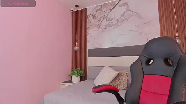 SUNNYCYRUS online show from September 29, 2025, 1:28 pm