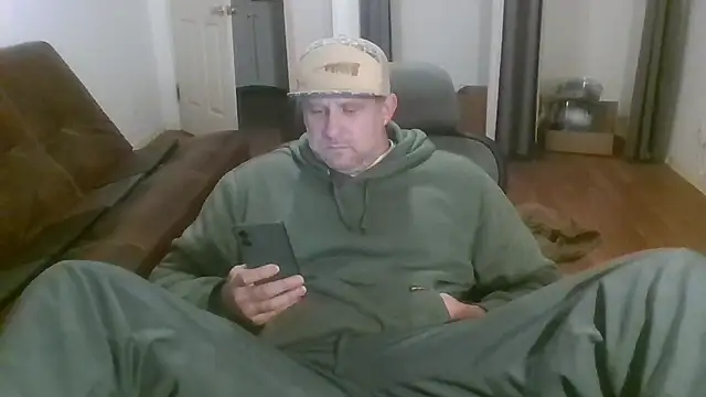 Snapshot of poundyouout69 chatting on January 6, 2026, 3:32 am poundyouout69 online show from January 6, 2026, 3:32 am