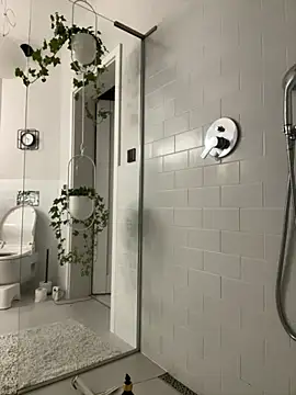 rafkiexh online show from October 17, 2025, 8:32 pm