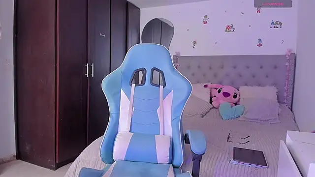 Snapshot of Violet_Rost chatting on April 15, 2026, 3:27 pm Violet Rost online show from April 15, 2026, 3:27 pm