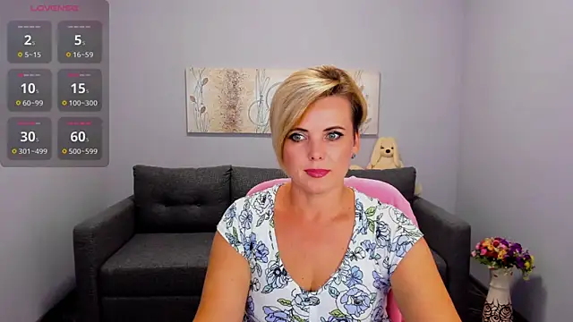 Julia Wilsone online show from September 9, 2025, 12:14 pm