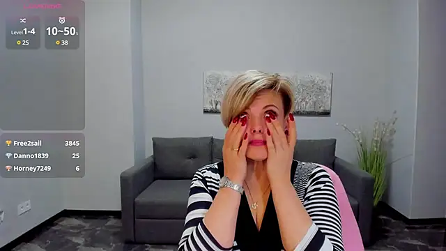 Julia Wilsone online show from March 5, 2025, 1:17 pm