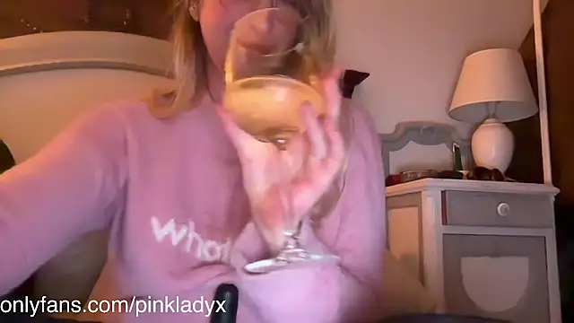 Snapshot of Pinkyladyxxx chatting on January 22, 2025, 2:04 am Pinkyladyxxx online show from January 22, 2025, 2:04 am