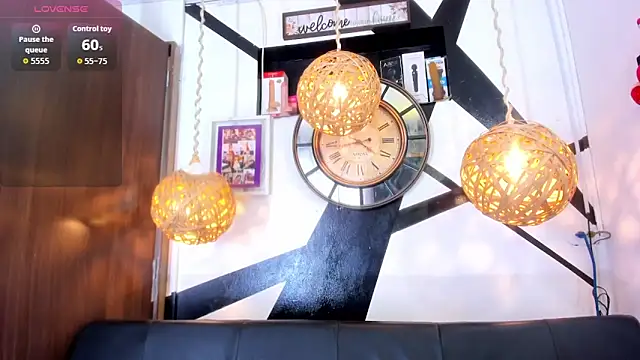 victoria aleia  online show from September 26, 2025, 9:43 pm