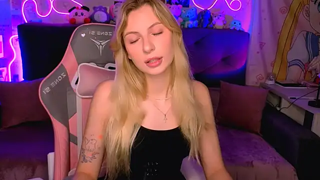 Snapshot of Maria_Hunt chatting on October 22, 2025, 2:22 am Maria Hunt online show from October 22, 2025, 2:22 am