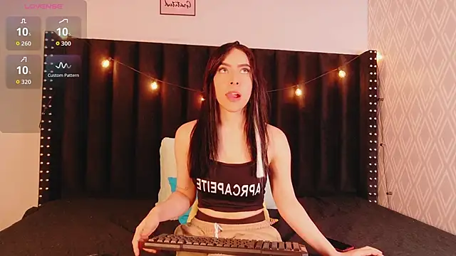 littleebluee online show from November 2, 2025, 7:52 pm