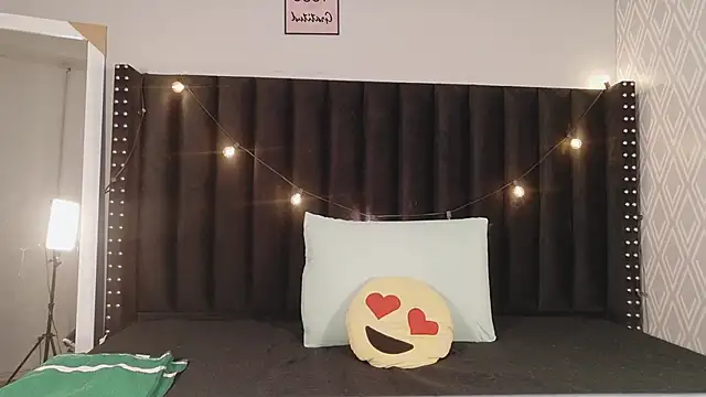 littleebluee online show from November 13, 2025, 2:48 am