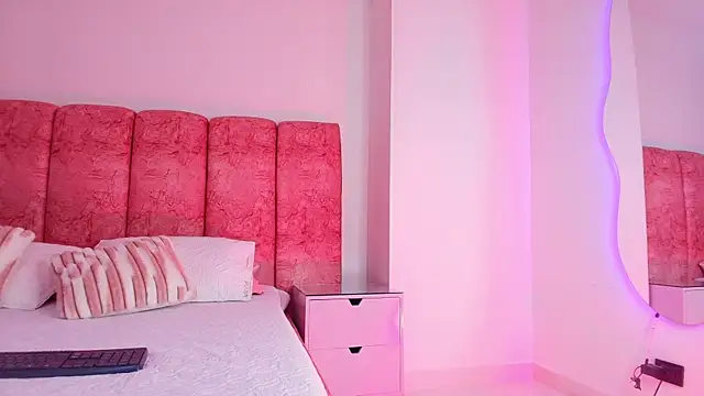 kendal rossi online show from December 2, 2025, 11:56 am