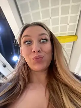 Snapshot of Sweet___Emily chatting on February 12, 2025, 3:27 pm Sweet Emily online show from February 12, 2025, 3:27 pm