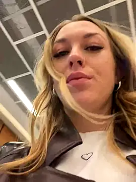 Snapshot of Sweet___Emily chatting on November 29, 2025, 1:22 pm Sweet Emily online show from November 29, 2025, 1:22 pm