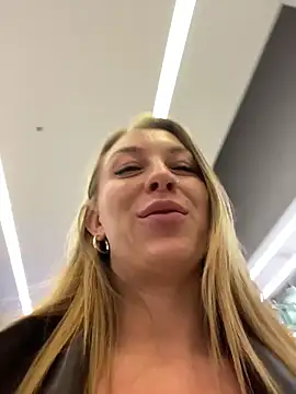 Snapshot of Sweet___Emily chatting on November 28, 2025, 5:02 pm Sweet Emily online show from November 28, 2025, 5:02 pm