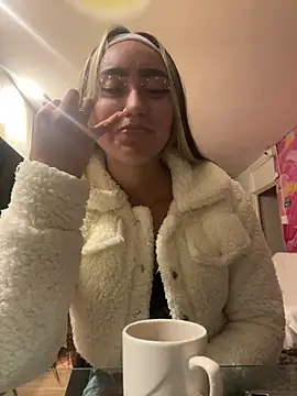 Snapshot of liaa_18 chatting on February 19, 2025, 4:44 am liaa 18 online show from February 19, 2025, 4:44 am