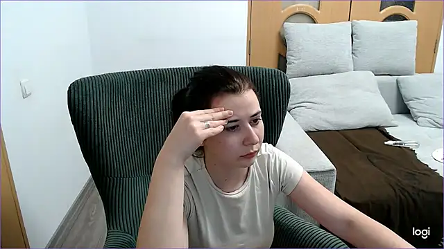 VioletaFlower7 online show from February 16, 2026, 9:13 pm