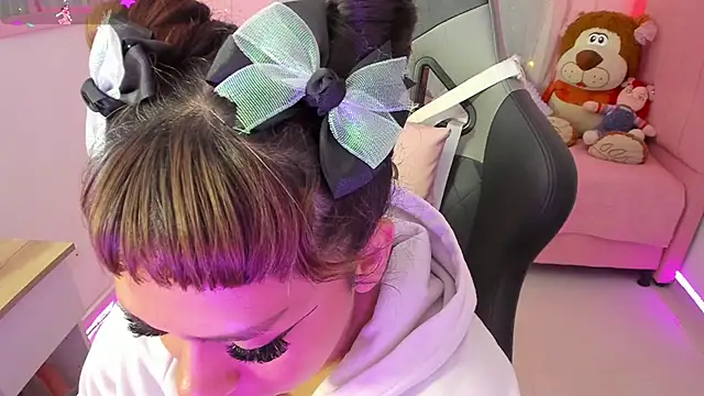 zoesullivan online show from September 28, 2025, 10:33 am