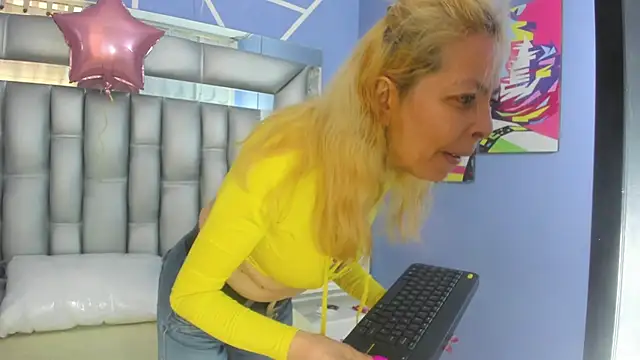 sophia ny online show from November 18, 2025, 3:04 pm